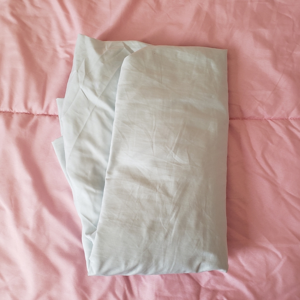 Light blue fitted sheet Full size